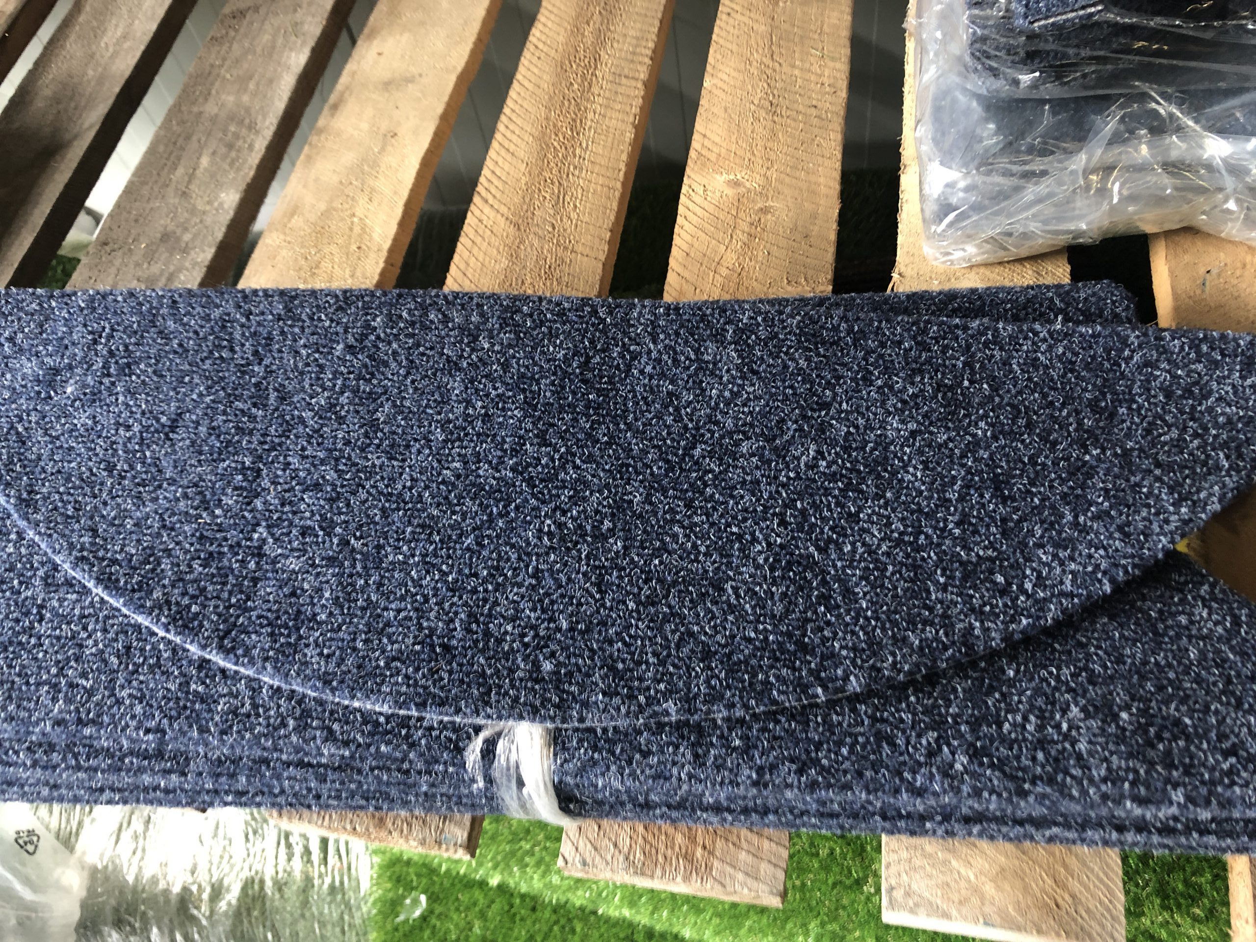 Knikken foto Kort leven v)Trapmatten 15 stuks kleur Blauw € 2 p/st – Langenbach tapijt | De  goedkoopste leverancier van karpetten en vloerkleden. Kuntgras kunst gras  voordelig