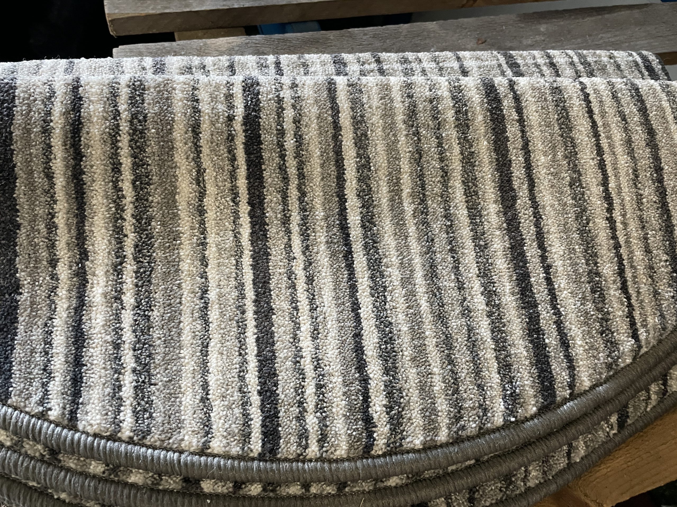 XL (halve maantjes ) Grey/Taupe afmetingen 25 x 65 cm. van € 5,95 voor € 3-, p/st – Langenbach | De goedkoopste leverancier van karpetten en vloerkleden. Kuntgras kunst gras voordelig