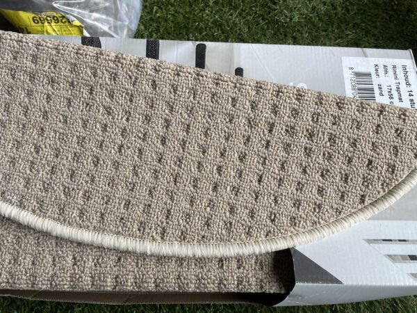 (v)Trapmatten (halve maantjes ) traptreden Hamat Kleur Zand € 3-, per normale prijs € 6,95 p/s