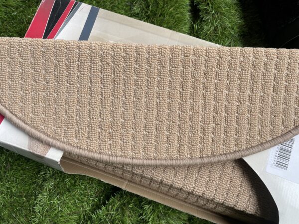 (v)Trapmatten (halve maantjes ) traptreden Kleur Beige € 3-, per normale prijs € 6,95 p/s