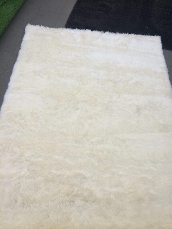 Alaska White van € 199-, voor € 120 (Laatste) karpet voelt erg zacht aan. 160 x 230 cm