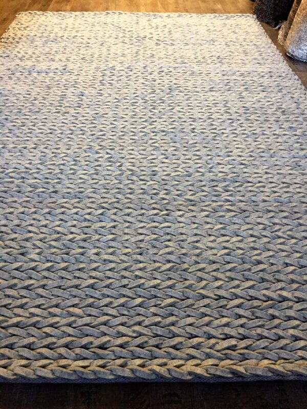 (n)Brinker Hay 800 160 x 230 cm van € 798-, voor € 399-,  ( wol handgemaakt )